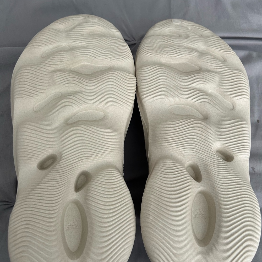 Yeezy Foam RNNR Slides - Picture 3 of 3